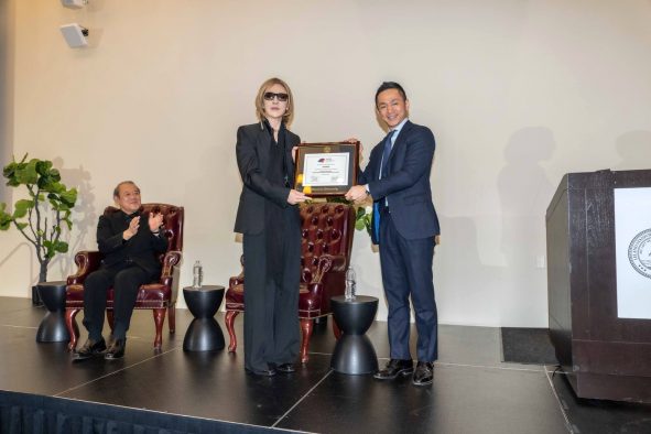 YOSHIKI、米・スタンフォード大学での全編英語の特別講演映像を公開「自分自身のロックスターであれ」
