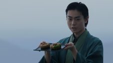 菅田将暉、ミスド新商品のTVCM『抹茶とほうじ茶。第一弾』篇で美しいお茶の所作を披露 - 画像一覧（1/12）