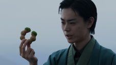 菅田将暉、ミスド新商品のTVCM『抹茶とほうじ茶。第一弾』篇で美しいお茶の所作を披露 - 画像一覧（2/12）