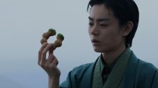 菅田将暉、ミスド新商品のTVCM『抹茶とほうじ茶。第一弾』篇で美しいお茶の所作を披露 - 画像一覧（3/12）