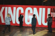 King Gnuメンバーが、東京・表参道の巨大ビルボードに直接サイン！ 東京ドーム初公演ライブ映像、配信迫る - 画像一覧（8/8）