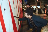 King Gnuメンバーが、東京・表参道の巨大ビルボードに直接サイン！ 東京ドーム初公演ライブ映像、配信迫る - 画像一覧（3/8）