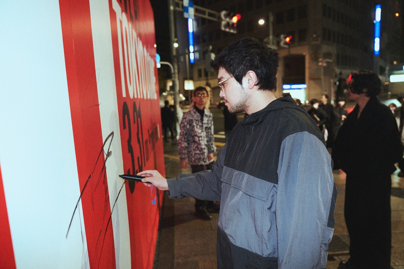 King Gnuメンバーが、東京・表参道の巨大ビルボードに直接サイン！ 東京ドーム初公演ライブ映像、配信迫る - 画像一覧（2/8）