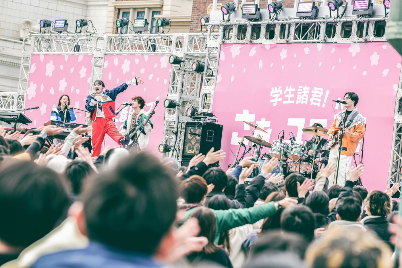 【ライブレポート】緑黄色社会、豪華セットリストで『セサミストリート』とコラボも！ 学生に忘れられない思い出を届けるイベント『ユニ春！ライブ 2024』3日目レポート - 画像一覧（11/14）