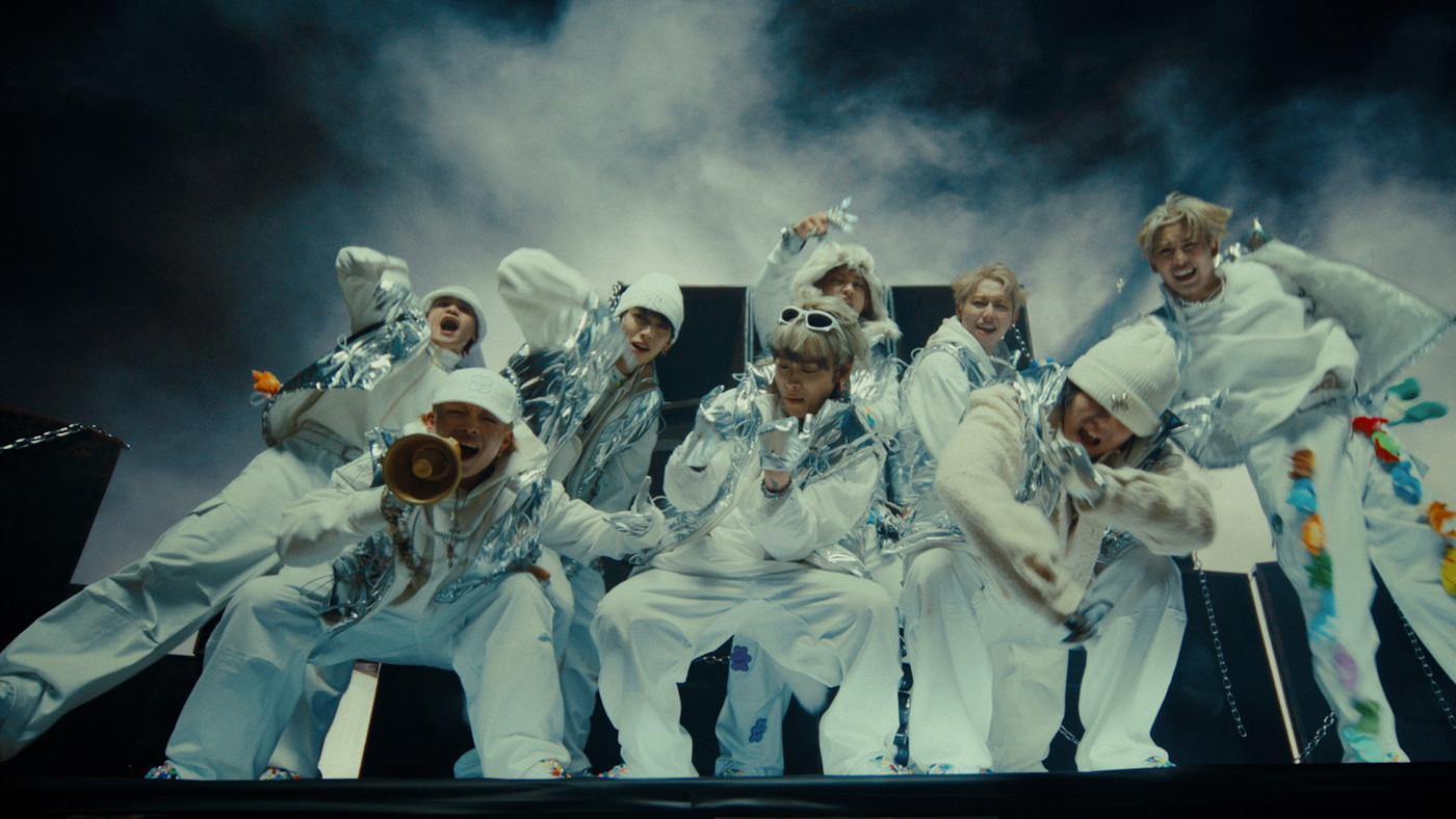 MAZZEL、1stアルバム『Parade』表題曲MV公開！ 圧巻のダンスパフォーマンスとカースタントが織りなす超大作