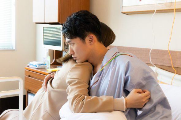 意識を取り戻した辰之助（岩本照）が里夏（白石麻衣）に「ひとつだけ…認めます」と告白！ ドラマ『恋する警護24時』ついに最終回！