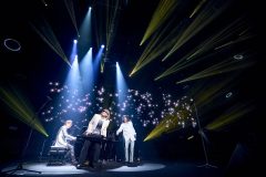 【ライブレポート】TM NETWORK、全公演ソールドアウトの40周年記念ホールツアー。驚きと歓喜に満ちたファイナル公演