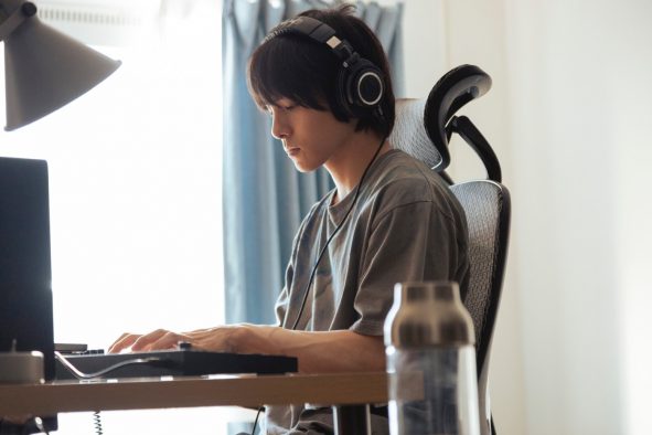 川西拓実（JO1）が、主人公“清澄”とシンクロ！映画『バジーノイズ』場面写真公開