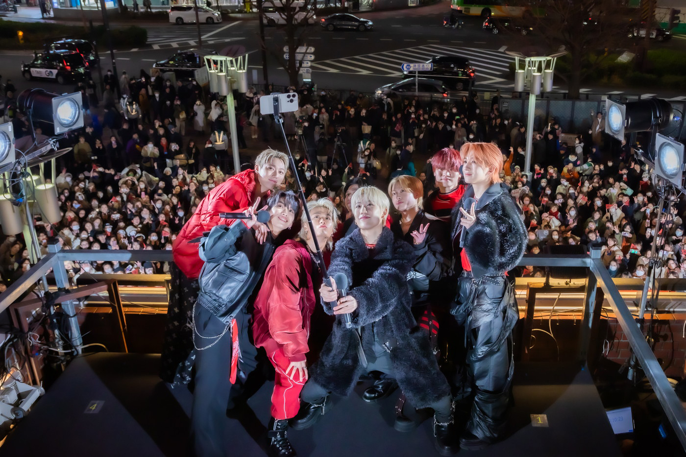 【レポート】MAZZEL、1sアルバム『Parade』発売記念イベントを西武新宿駅PePe前広場で開催 - 画像一覧（1/6）