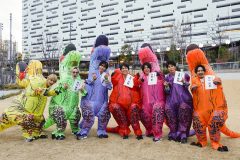WEST.『GO！GO！WEST.』関西凱旋SPで恐竜姿で猛ダッシュ!? 吉本新喜劇にも飛び入り参加