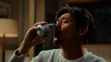山崎賢人＆上白石萌音らが出演する“サントリー生ビール”TVCMに、アイナ・ジ・エンドが仲間入り - 画像一覧（19/30）