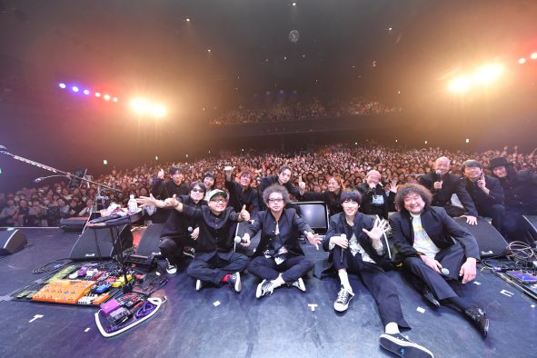 【SMA50th】奥田民生と山内総一郎の「なんて日だ！」。葉加瀬太郎、真心ブラザーズほかゲスト多数登場。SMAの歴史を彩った名曲たちを披露した超スペシャルなライブをレポート