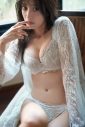 日向坂46佐々木久美1st写真集『めくる日々』より、大人の色気漂う透け肌白色ランジェリーカット公開 - 画像一覧（2/2）