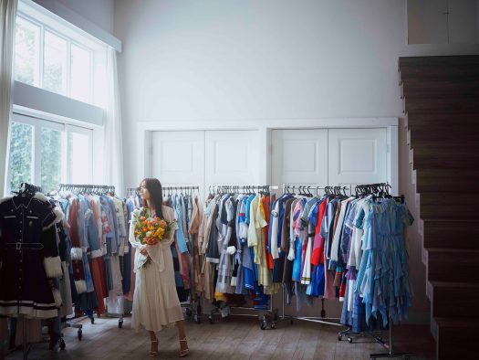 日向坂46佐々木久美1st写真集より、思い出の歴代衣装とともに撮影した儚くも希望を感じさせるカット公開