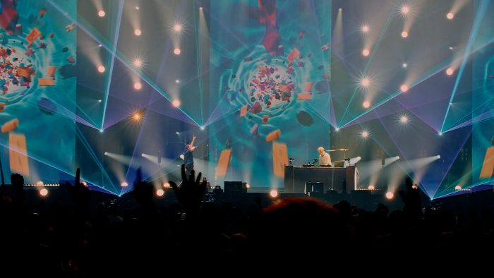 Creepy Nuts代々木第一体育館公演より「二度寝」のライブ映像公開