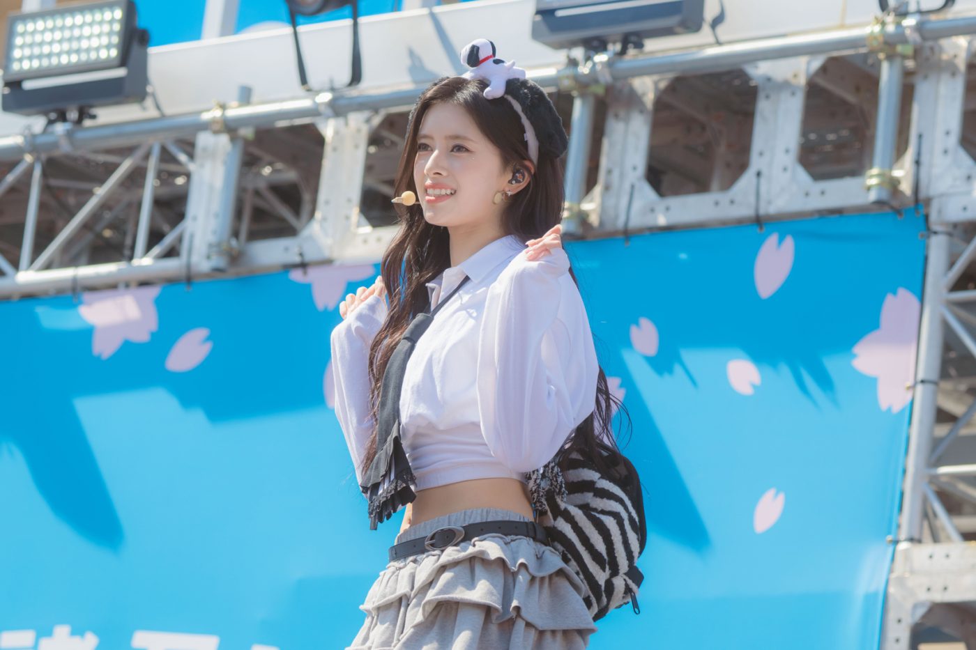 【ライブレポート】NiziU、念願の晴天の下で最高のパフォーマンス！学生の忘れられない思い出づくりを応援する『ユニ春！ライブ 2025』DAY4レポート - 画像一覧（7/11）