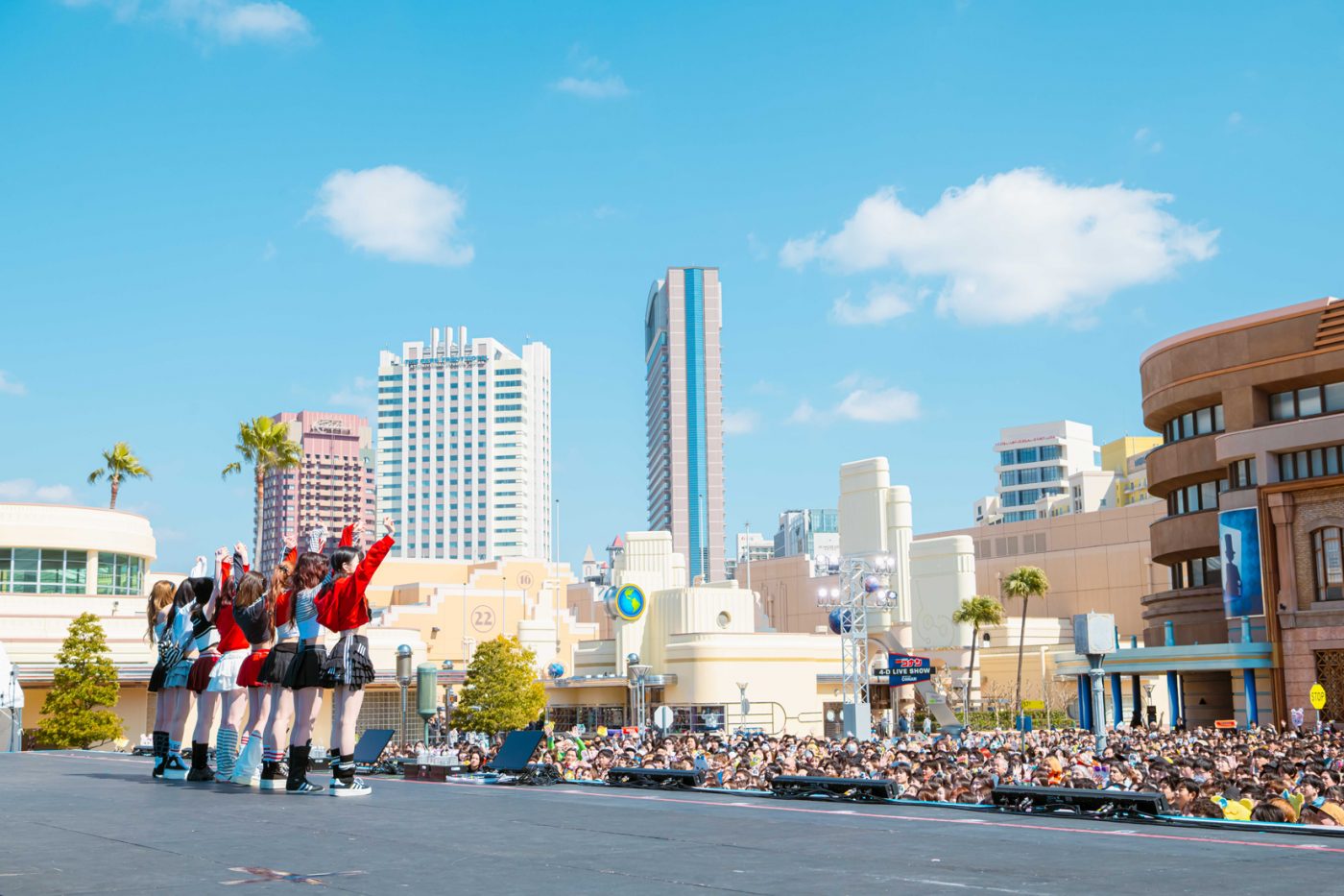 【ライブレポート】NiziU、念願の晴天の下で最高のパフォーマンス！学生の忘れられない思い出づくりを応援する『ユニ春！ライブ 2025』DAY4レポート - 画像一覧（10/11）