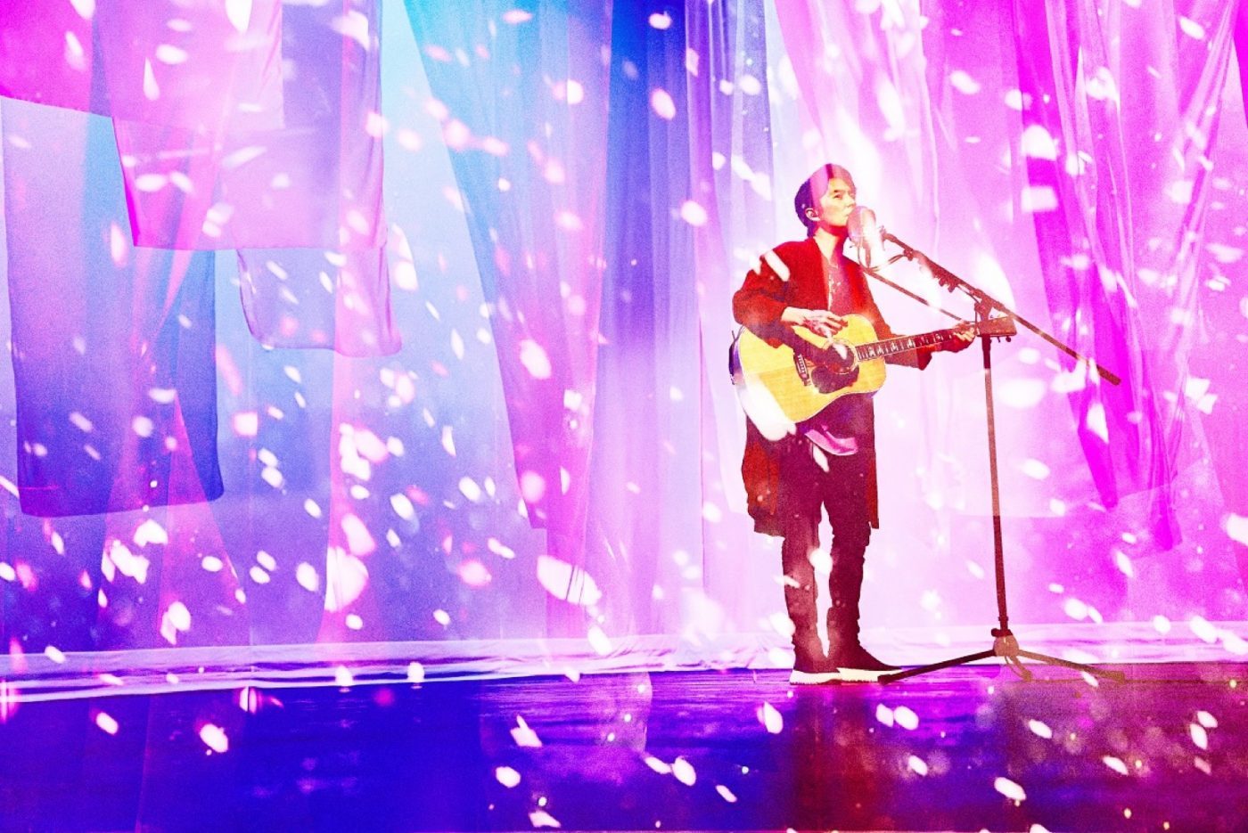 福山雅治、デビュー記念日のオンラインライブが映像化！「桜坂」映像公開