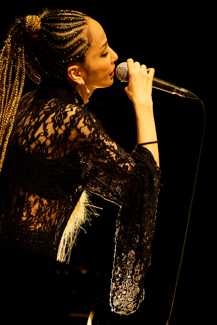 中島美嘉、圧巻のステージで観客を魅了したアコースティックツアーが終幕