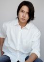 山下智久、母の日の思い出語る。「記憶にあるのは、お母さんに似顔絵をプレゼントしたこと」 - 画像一覧（5/5）
