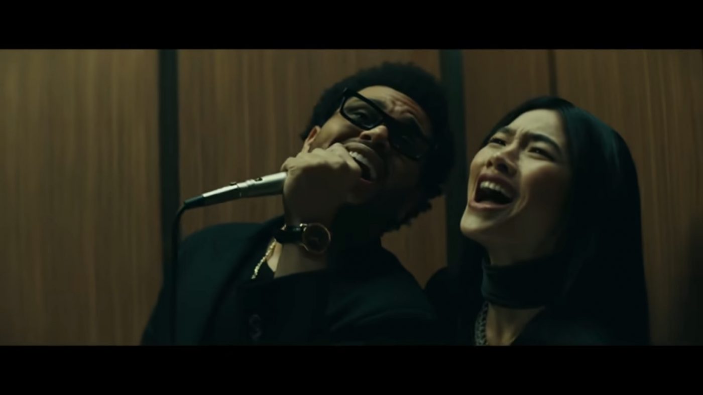 ザ・ウィークエンド、「Out Of Time」MVで『イカゲーム』の女優チョン・ホヨンとカラオケを熱唱