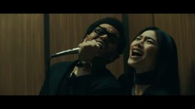 ザ・ウィークエンド、「Out Of Time」MVで『イカゲーム』の女優チョン・ホヨンとカラオケを熱唱