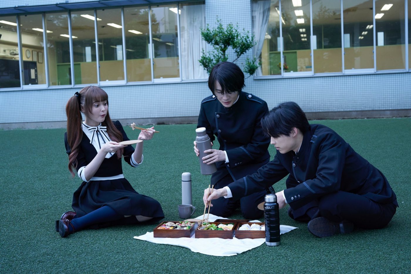 SixTONES・松村北斗演じる百目鬼が弁当を食べる学園シーンが映画『ホリックxxxHOLiC』より解禁