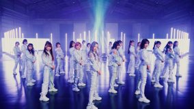 AKB48、有機的に波打つLEDの光が特徴的な「元カレです」MVを公開