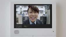 西川貴教が恩返しに家にやってくる!? “消臭力 DEOX 玄関用”新CMが全国放映スタート - 画像一覧（5/6）