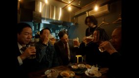 変態紳士クラブ、新曲「溜め息」MV公開！ メンバーと板尾創路（！）が、4者4様の“チクショー”を表現