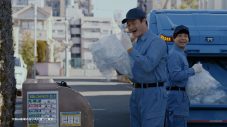 布袋寅泰、芦田愛菜にペットボトルのたたみ方をレクチャーされる。「たたむ？」 - 画像一覧（6/14）
