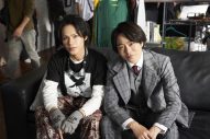 櫻井翔＆上田竜也（KAT-TUN）、『映画 ネメシス 黄金螺旋の謎』公開記念で貴重なオフショット解禁 - 画像一覧（1/1）