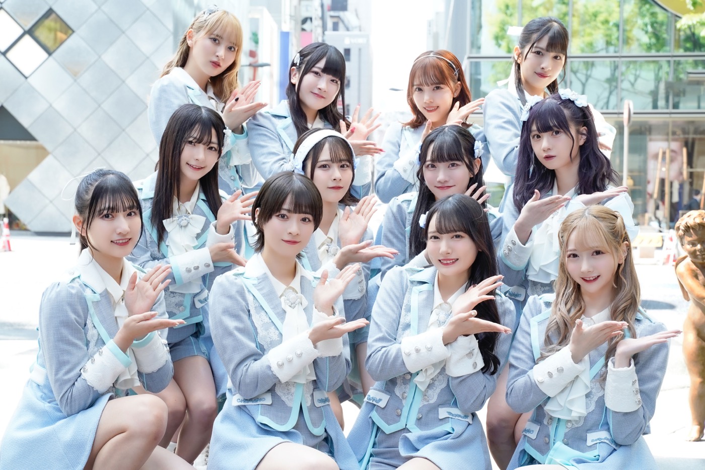 ≠ME、新曲「天使は何処へ」にちなんで、“銀座の天使”像と撮影した写真公開