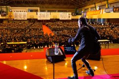 長渕剛、母校の卒業式でサプライズ開催した熱狂のライブをABEMAにて無料配信！「もうひとつ人生があるなら、教師になりたい」