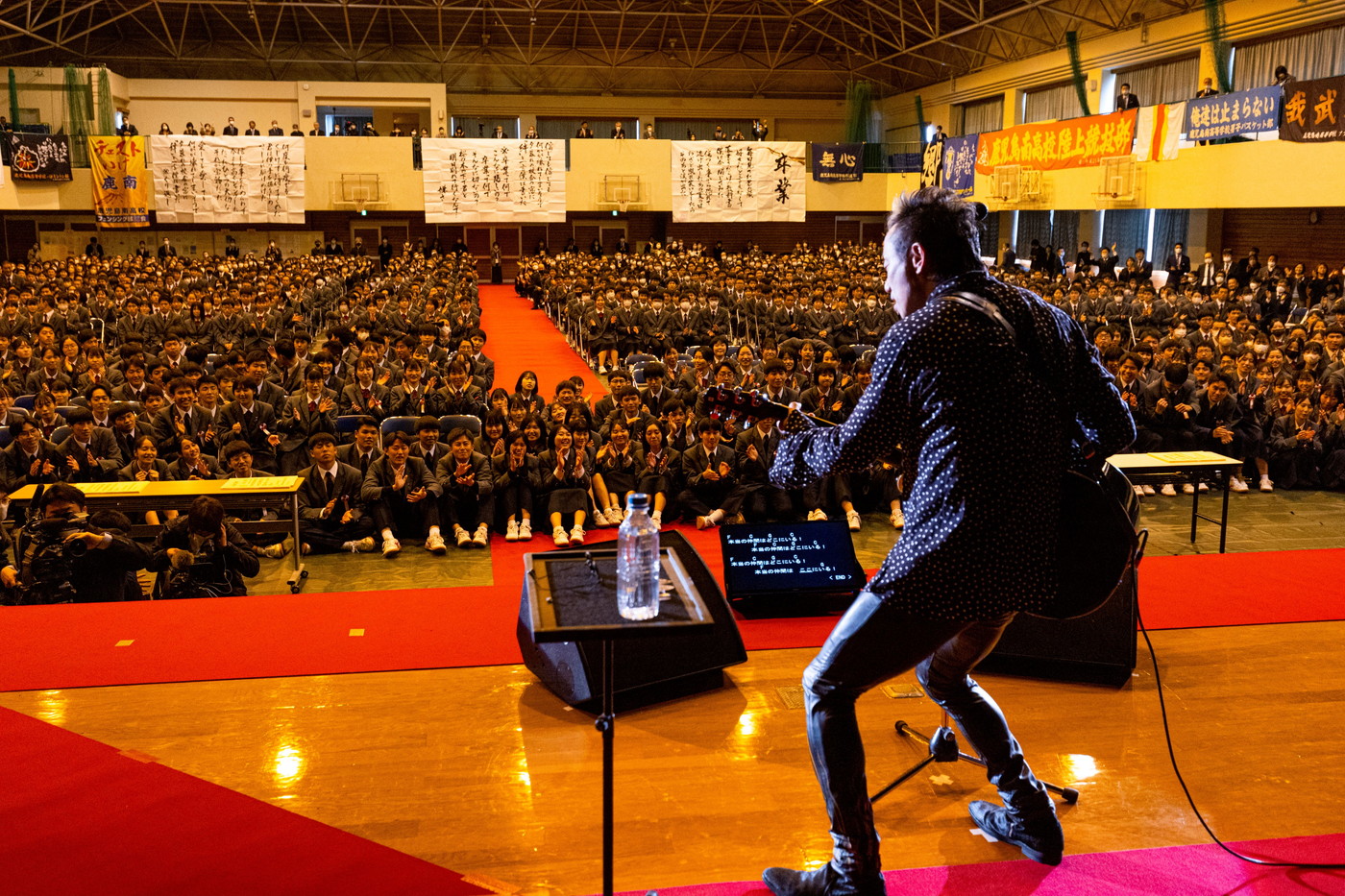 長渕剛、母校の卒業式でサプライズ開催した熱狂のライブをABEMAにて無料配信！「もうひとつ人生があるなら、教師になりたい」 - 画像一覧（5/5）