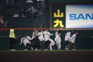 JO1、甲子園球場に登場！ 元高校球児の豆原一成＆川西拓実がファーストピッチセレモニー - 画像一覧（3/11）