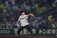JO1、甲子園球場に登場！ 元高校球児の豆原一成＆川西拓実がファーストピッチセレモニー - 画像一覧（9/11）