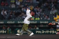 JO1、甲子園球場に登場！ 元高校球児の豆原一成＆川西拓実がファーストピッチセレモニー - 画像一覧（11/11）