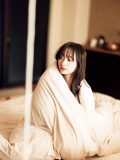 日向坂46・影山優佳、1st写真集よりランジェリーカット撮影中の布団に包（くる）まる様子を公開