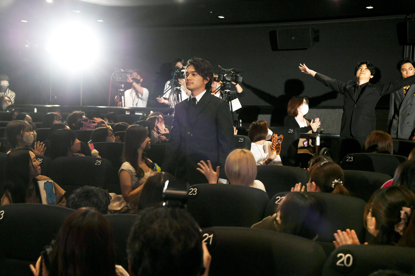 映画『東京リベンジャーズ2』、北村匠海ら豪華キャストが集結した初日舞台挨拶をレポート - 画像一覧（4/7）