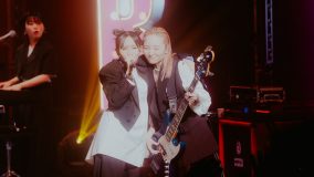 YOASOBI、開業した東急歌舞伎町タワーで乾杯！ 初のTikTokライブレポート到着