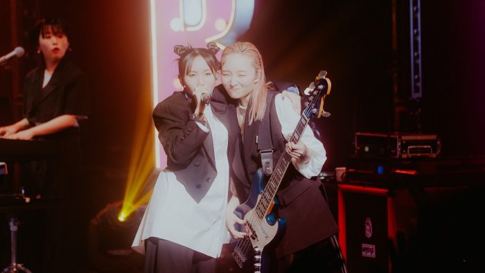 YOASOBI、開業した東急歌舞伎町タワーで乾杯！ 初のTikTokライブレポート到着