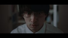 amazarashiの新曲「スワイプ」×横浜流星主演映画『ヴィレッジ』。映画の世界とリンクするアナザーストーリーが展開する渾身のMVが完成 - 画像一覧（6/6）