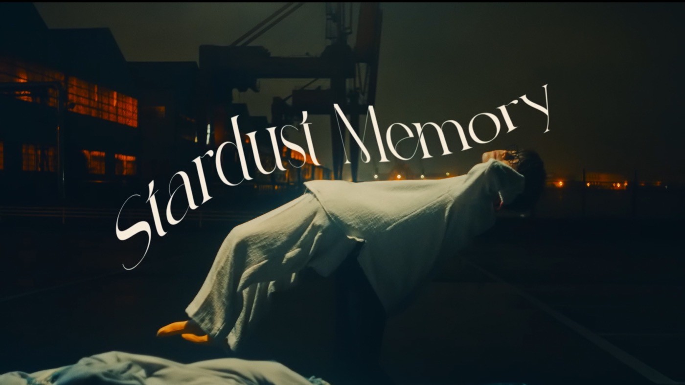 川崎鷹也がパジャマ姿で空中浮遊!?「腰が壊れる！」新曲「Stardust Memory」MV公開 - 画像一覧（4/4）