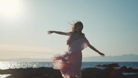 生田絵梨花、初めて作詞・作曲を手掛けた「No one compares」MV公開。YouTubeライブも決定