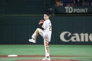 JO1川西拓実、巨人対横浜DeNA戦のファーストピッチセレモニーに登場！125キロの速球でスタジアムを沸かすも「次回こそ160キロ」 - 画像一覧（2/12）