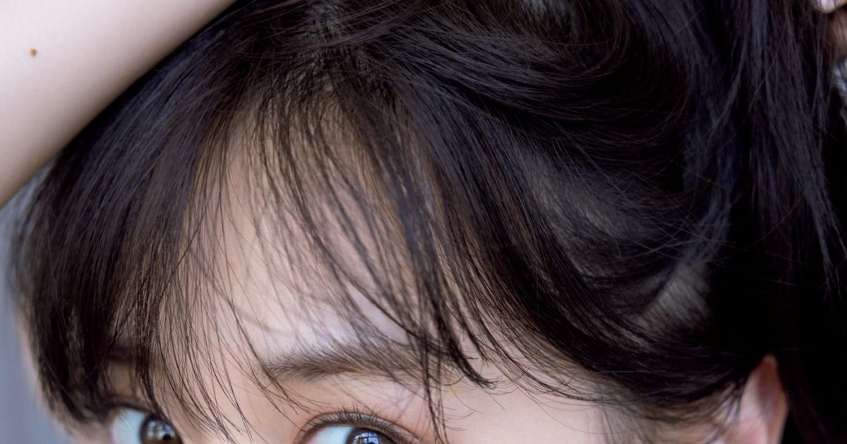 乃木坂46山下美月2nd写真集『ヒロイン』より、大人の色気が漂う