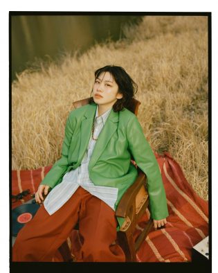 “この世界のどこかにいるかもしれない誰か”のことを曲にするアーティスト、汐れいらが新曲「備忘ロック」をリリース