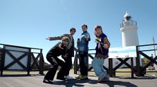 片寄涼太×佐藤大樹×兼近大樹×満島真之介、絶景の灯台の前で「Choo Choo TRAIN」を踊って大満足【メシドラ】 - 画像一覧（2/5）