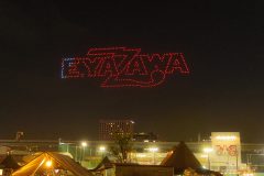 矢沢永吉、東京ドーム公演開催を500機のドローンで発表！日本人アーティストでは最年長